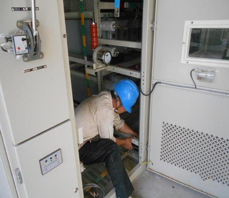 選購(gòu)?fù)曜杂讲⒙?lián)電容器該如何布置安裝呢？1