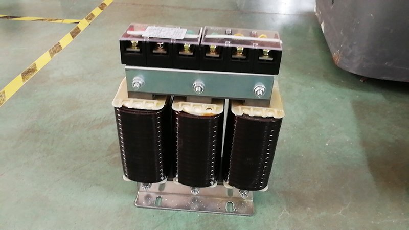 補(bǔ)償柜電容器需要配備電抗器