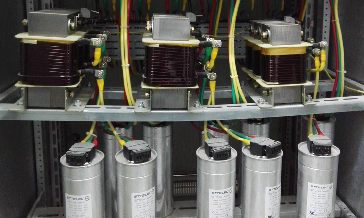 運(yùn)行中的電力電容器